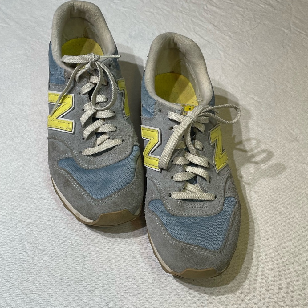 New Balance 620 Gray and Yellow Sneakers